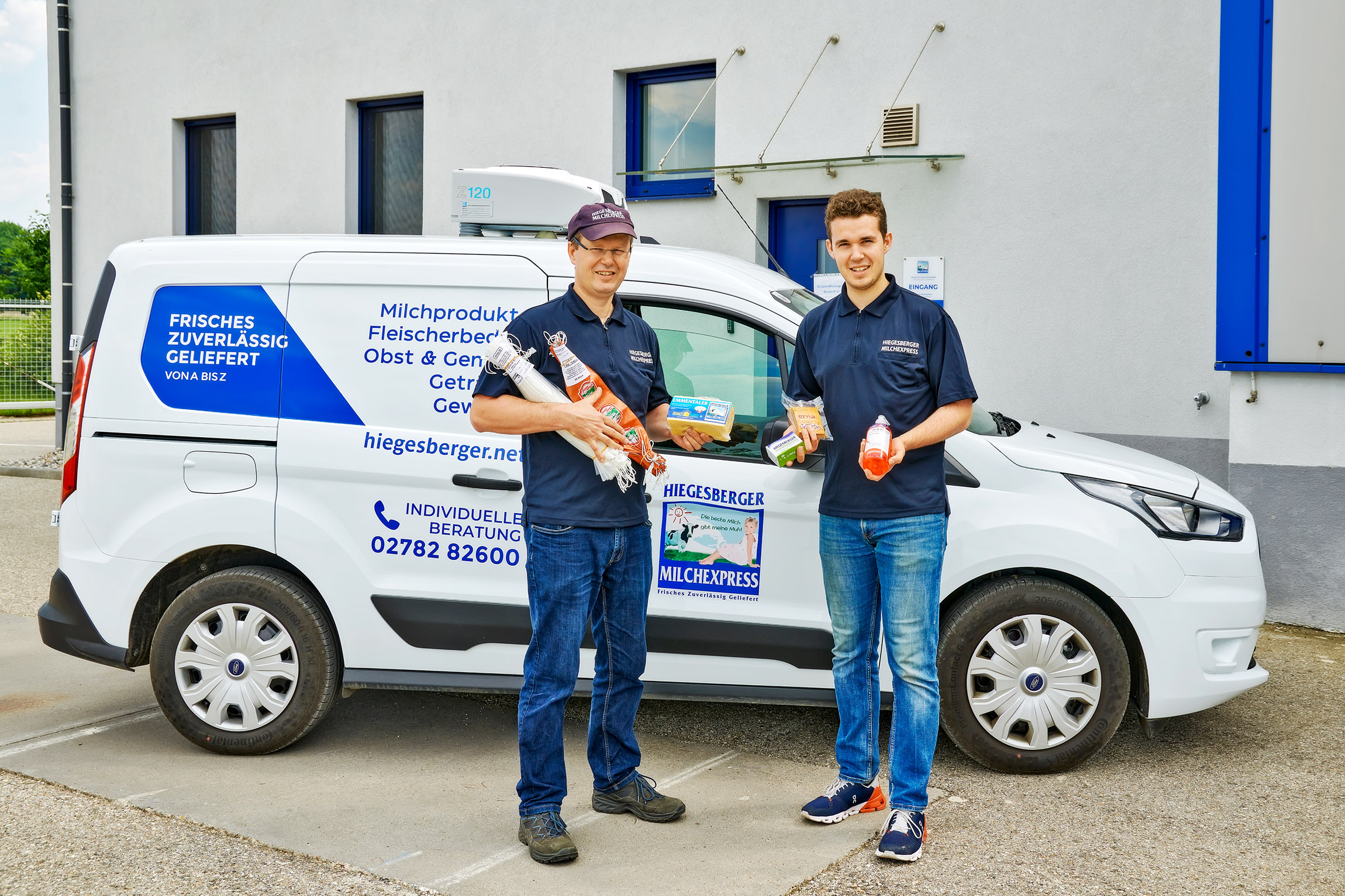 Martin und Toni Hiegesberger mit Produkten vor dem Lieferwagen